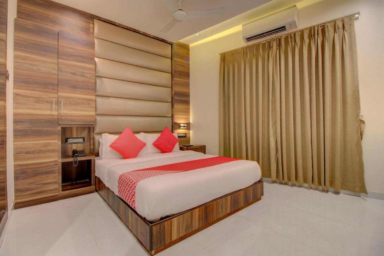 Oyo 76180 Hotel Meriton Bombaim Exterior foto